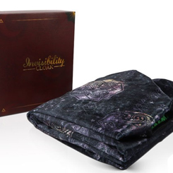 Haz realidad la magia con la Capa Deluxe de Invisibilidad basada en el universo de Harry Potter, una réplica a escala real (200 x 0,2 x 139,7 cm) que te permite recrear uno de los hechizos