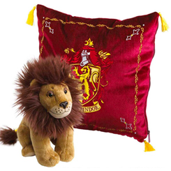 Precioso pack de cojín y peluche de la casa Gryffindor basada en la saga de Harry Potter. Decora tu rincón preferido con un toque entrañable con este precioso cojín con el escudo de la casa de Gryffindor