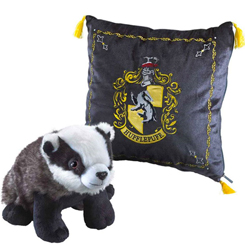 Precioso pack de cojín y peluche de la casa Hufflepuff basada en la saga de Harry Potter. Decora tu rincón preferido con un toque entrañable con este precioso cojín con el escudo de la casa de Hufflepuff 