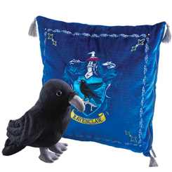 Precioso pack de cojín y peluche de la casa Ravenclaw basada en la saga de Harry Potter. Decora tu rincón preferido con un toque entrañable con este precioso cojín con el escudo de la casa de Ravenclaw