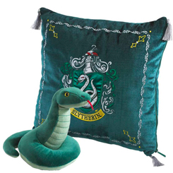 Precioso pack de cojín y peluche de la casa Slytherin basada en la saga de Harry Potter. Decora tu rincón preferido con un toque entrañable con este precioso cojín con el escudo de la casa de Slytherin