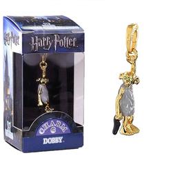 Divertido colgante con la forma del Dobby basado en la saga de Harry Potter. Esta preciosa pieza de coleccionista dorado hará las delicias de los fans del mago más famoso de la gran pantalla.