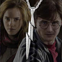 Colgante oficial del Rayo de Harry Potter realizado por los artesanos de Noble Collection. El colgante está realizado en plata de ley 925 con una altura aproximada de 3,50 cm.,