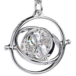 Precioso colgante realizado en plata del Giratiempos de Hermione, esta preciosa pieza de coleccionista está realizado en plata con cristales Swarovski®. El colgante tiene unas dimensiones aproximadas de 28 mm de alto y 28 mm de ancho.
