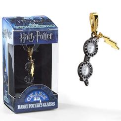 Precioso colgante con la forma de las gafas de Harry Potter basado en la saga de Harry Potter. Esta preciosa pieza de coleccionista plateado hará las delicias de los fans del mago más famoso de la gran pantalla.