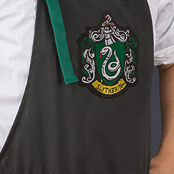 Haz que tus momentos en la cocina sean diferentes con este simpático delantal de  Slytherin, una de las casas de Hogwarts. Este precioso delantal está realizado en 100% algodón con unas medidas aproximadas de 70 x 80 cm