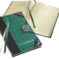 Réplica Oficial del diario de Slytherin basado en la saga de Harry Potter. Ahora podrás plasmar todos tus hechizos en esta fabulosa pieza de coleccionista.