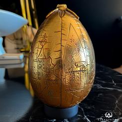 El Huevo Dorado del Torneo de los Tres Magos cobra forma real con esta espectacular réplica oficial a escala 1/1, una pieza imprescindible para cualquier seguidor del mundo mágico de Harry Potter.