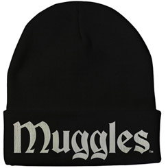 Réplica oficial del gorro con el texto Muggles basado en la saga de Harry Potter. Realizado en 100% algodón con unas dimensiones aproximadas de 23 x 22 cm, 