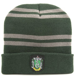 Réplica oficial del gorro de Draco Malfoy y de todos los estudiantes de la casa Slytherin. Realizada en material acrílico, con los colores y el emblema de la casa Slytherin.