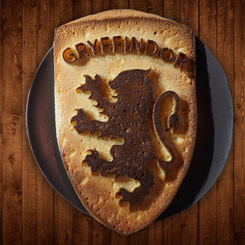 Molde de silicona con la forma del logo de la casa Gryffindor. El molde tiene unas dimensiones aproximadas de 25 x 20 x 3 cm.