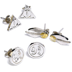 Pack de 3 juegos de pendientes Snitch/Deathly Hallows/Platform 9 3/4, estas preciosas pieza de coleccionista está realizado en metal con un baño plateado. 