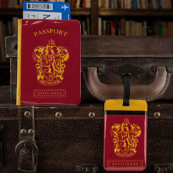 Pack de viaje Gryffindor basado en la saga de Harry Potter. Este pack está compuesto por un porta pasaporte y una etiqueta de equipaje. Ambos productos están realizados en PVC de alta calidad