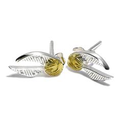 Preciosos pendientes realizados en plata de la Snitch Dorada, esta preciosa pieza de coleccionista está realizado en plata. Estos preciosos pendientes han sido creados a partir de la guía oficial de Warner Bros