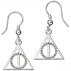 Preciosos pendientes realizados en plata de las Reliquias de la Muerte (Deathly Hallows), esta preciosa pieza de coleccionista está realizado en plata con cristales Swarovski®.