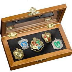 Disfruta de tu saga preferida con este Set de cinco pins  de la fascinante saga de Harry Potter. Producto Oficial de Harry Potter. Este set está compuesto por los emblemas de Hogwarts y de las Casas de Gryffindor, Slytherin, Ravenclaw y Hufflepuff.