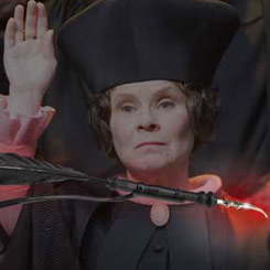 Revive toda la saga de Harry Potter con esta estupenda Pluma de escritura de Dolores Umbridge basada en la saga de Harry Potter. Redacta las proclamaciones con la pluma de Dolores Umbridge