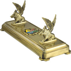 Dado que las varitas mágicas no se pueden tener en cualquier lado, aquí tienes un práctico y precioso soporte de metal fundido basado en el Escudo de Hogwarts para sostener tu varita preferida, ideal para decorar tu hogar.