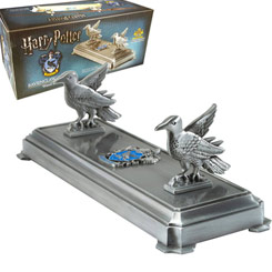 Las varitas mágicas no se pueden tener en cualquier lado, aquí tienes un práctico y precioso soporte de metal fundido basado en el Escudo de Ravenclaw para sostener tu varita preferida, ideal para decorar tu hogar.