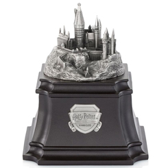 Preciosa caja oficial de música del Castillo de Hogwarts. El precioso castillo está esculpido en estaño y reposa sobre una base marrón oscuro, el tema de Hedwig suena cuando se levanta la tapa con bisagras. 