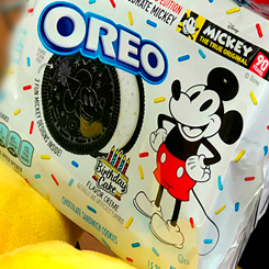 Paquete de Oreo Mickey Mouse 90 Aniversario Sandwich Cookies de 432g. Todos conocemos las famosas galletas Oreo de la firma Nabisco, pero esta variedad sin lugar a dudas es una delicia que tienes que probar. 