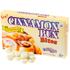 Pack compuesto por 2 paquetes de Cinnamon Bun Cookie Dough Bites de 88 g. Deliciosos bocaditos rellenos de masa de la delicioso bollo de canela y todo ello recubierto de chocolate. 