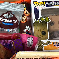 Caja compuesta por una figura Funko Pop y Snacks. Te proponemos una forma diferente para regalar o de disfrutar en casa de un espectacular día de cine con una simpática figura de Funko Pop de tus películas preferidas y de un surtido de Snacks de USA.