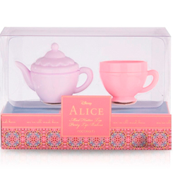 Conjunto de dos bálsamos labiales de la tetera y la taza del Sombrerero Loco basados en el clásico de Disney “Alicia en el País de las Maravillas”. 