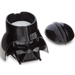 Con este Lip Balm de Darth Vader nutre en profundidad tus labios con esta innovadora fórmula de una textura ultraligera para uso diario que te encantará. Los labios se encuentran expuestos