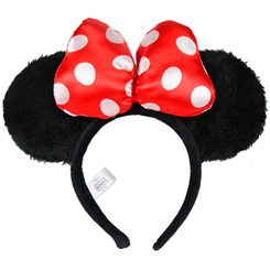 Preciosa diadema premium de Minnie Mouse, basada en la popular ratona de la factoría Disney. Esta preciosa diadema está realizada en poliéster y tiene un tamaño aproximado de 24,5 X 21,5 X 4 cm. 