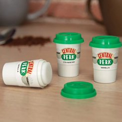 Pack compuesto por 3 bálsamos labiales con forma de taza de viaje del Central Perk, el famoso café de la serie Friends. Los fanáticos de Friends ahora pueden dar un toque nostálgico de los 90 