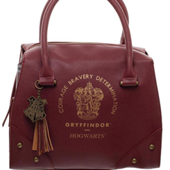 Precioso bolso oficial de Gryffindor basado en la saga de Harry Potter escrito por la autora británica J. K. Rowling. Este precioso bolso está realizado en Cuero PU y poliéster 