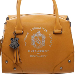 Precioso bolso oficial de Hufflepuff basado en la saga de Harry Potter escrito por la autora británica J. K. Rowling. Este precioso bolso está realizado en Cuero PU y poliéster 