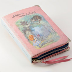 Maravilloso bolso Clutch realizado a mano con la forma del libro “Alicia en el País de las Maravillas” (Pink Alice In Wonderland Book Clutch). Esta pequeña obra de arte está realizado en tela de algodón con un tratamiento totalmente ecológico.