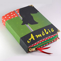 Mágico bolso Clutch realizado a mano con la forma del libro “Amélie”. Esta pequeña obra de arte está realizado en tela de algodón con un tratamiento totalmente ecológico y forrados con telas francesas de la Provenza.