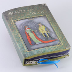 Sorprendente bolso Clutch realizado a mano con la forma del libro “La Bella y la Bestia” (Beauty and the Beast Book Clutch). Esta pequeña obra de arte está realizado en tela de algodón con un tratamiento totalmente ecológico.