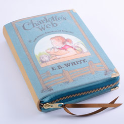 Precioso bolso Clutch realizado a mano con la forma del libro “Charlotte's Web”. Esta pequeña obra de arte está realizado en tela de algodón con un tratamiento totalmente ecológico y forrados con telas francesas de la Provenza con exquisitos estampados.