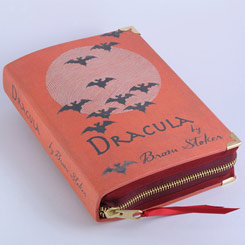 Carismático bolso Clutch realizado a mano con la forma del libro “Drácula” (Bram Stoker Dracula Book Clutch). Esta pequeña obra de arte está realizado en tela de algodón con un tratamiento totalmente ecológico.