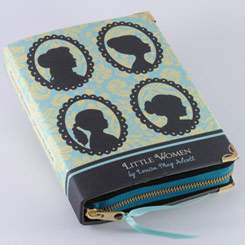 Sofisticado bolso Clutch realizado a mano con la forma del libro “Mujercitas” (Little Women Book Clutch). Esta pequeña obra de arte está realizado en tela de algodón con un tratamiento totalmente ecológico.