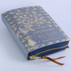 Espectacular bolso Clutch realizado a mano con la forma del libro “Orgullo y Prejuicio” (Jane Austen Pride and Prejudice Book Clutch). Esta pequeña obra de arte está realizado en tela de algodón con un tratamiento totalmente ecológico.