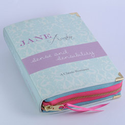 Precioso bolso Clutch realizado a mano con la forma del libro “Sentido y Sensibilidad” (Jane Austen Sense and Sensibility Book Clutch). Esta pequeña obra de arte está realizado en tela de algodón con un tratamiento totalmente ecológico.