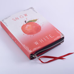Divertido bolso Clutch realizado a mano con la forma del libro “Blancanieves” (Snow White Book Clutch). Esta pequeña obra de arte está realizado en tela de algodón con un tratamiento totalmente ecológico.