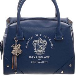 Precioso bolso oficial de Ravenclaw basado en la saga de Harry Potter escrito por la autora británica J. K. Rowling. Este precioso bolso está realizado en Cuero PU y poliéster 