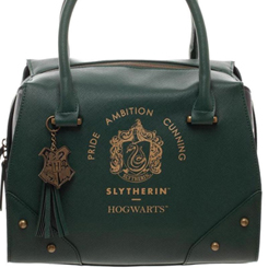 Precioso bolso oficial de Slytherin basado en la saga de Harry Potter escrito por la autora británica J. K. Rowling. Este precioso bolso está realizado en Cuero PU y poliéster