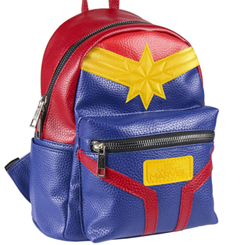 Preciosa y divertida mini mochila de la Capitana Marvel basada en el famoso personaje de Marvel Comics. Perfecta para pasar un día mágico y cuqui. Esta preciosa pieza de coleccionista está realizado en 100% Cuero PU, 