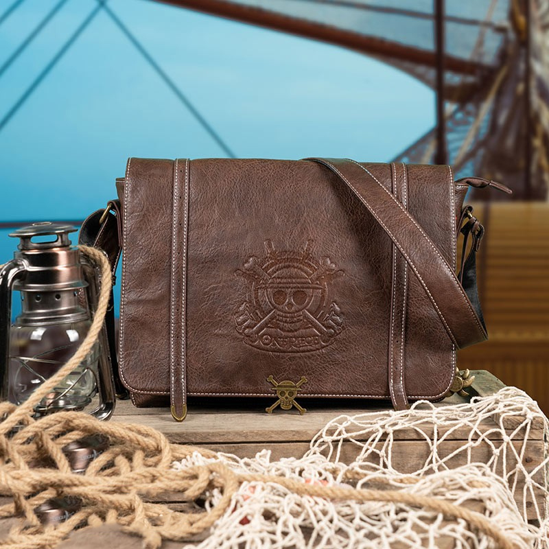 ¡Zarpa hacia nuevas aventuras con el bolso oficial de la tripulación de Sombrero de Paja inspirado en la legendaria serie One Piece! Este bolso premium es el complemento perfecto para cualquier seguidor del universo pirata.
