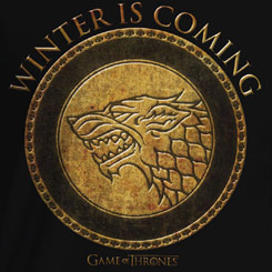 Camiseta Oficial de la Casa Stark Gold basada en la serie de Televisión de Juego de Tronos. Disfruta con esta camiseta con la cabeza de Lobo símbolo de la casa Stark con la famosa leyenda Winter is Coming.