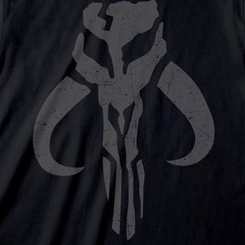 Camiseta oficial The Mandalorian Distressed basada en la popular serie de Disney Plus basada en la saga de George Lucas. Camiseta de alta calidad realizada en algodón 100%.