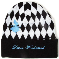 El gorrito Beanie más cuqui de Lost in Wonderland con Alicia. El regalo perfecto para fans de Disney, esta preciosa gorra está realizada en 100% acrílico, talla única. El complemento perfecto para el día a día.