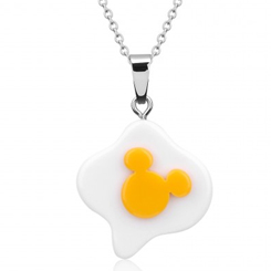 Precioso colgante oficial con la forma de un huevo frito con la silueta de Mickey Mouse. Este precioso colgante está fabricando en acero inoxidable y tiene unas dimensión aproximada de 16 mm.,